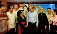 Memberikan sumbangan pendapat kepada rancangan dokumen Kongres Nasional ke-12 Partai Komunis Vietnam tentang isi pekerjaan di kalangan etnis